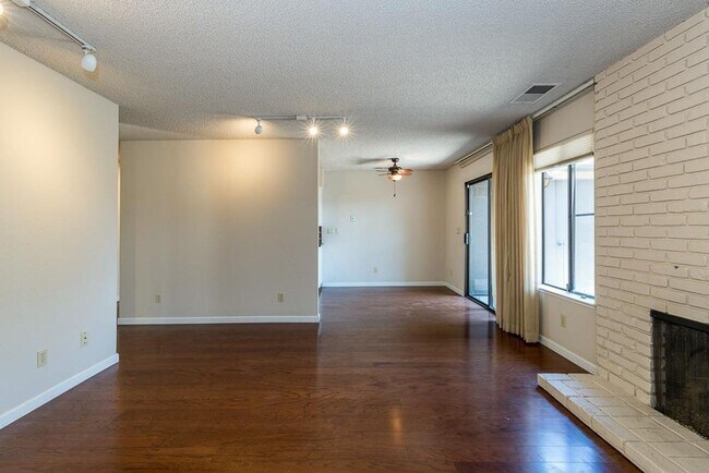 Building Photo - 1 br, 1 bath House - 5064 N Forkner Ave