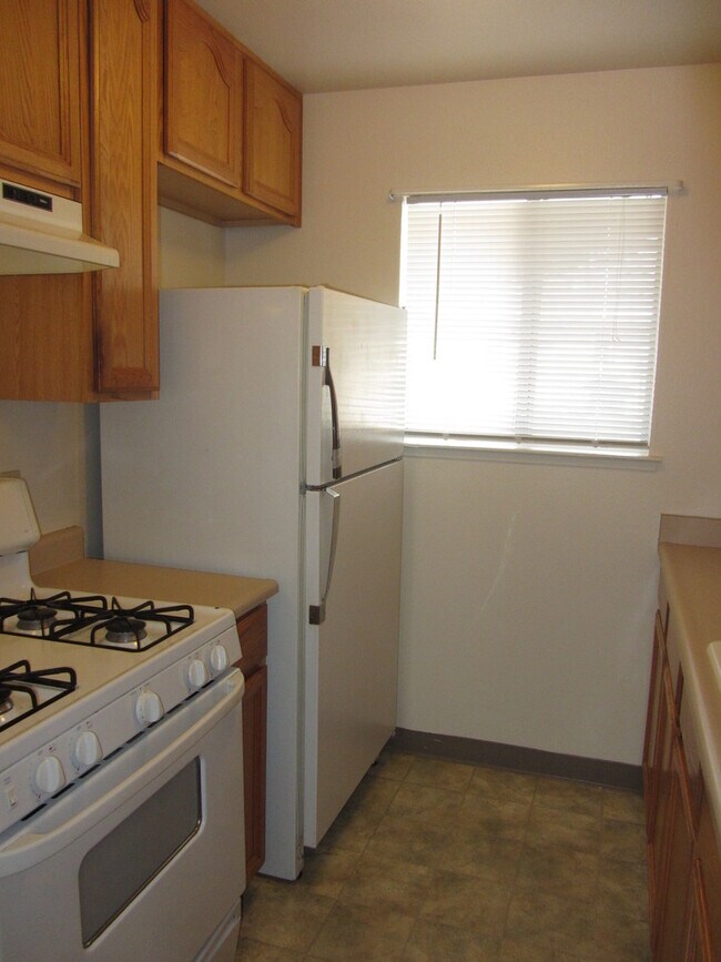 Foto del edificio - 2 bed 2 bath 1 car garage-upstairs unit