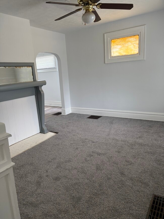 Living room - 998 E Whittier St