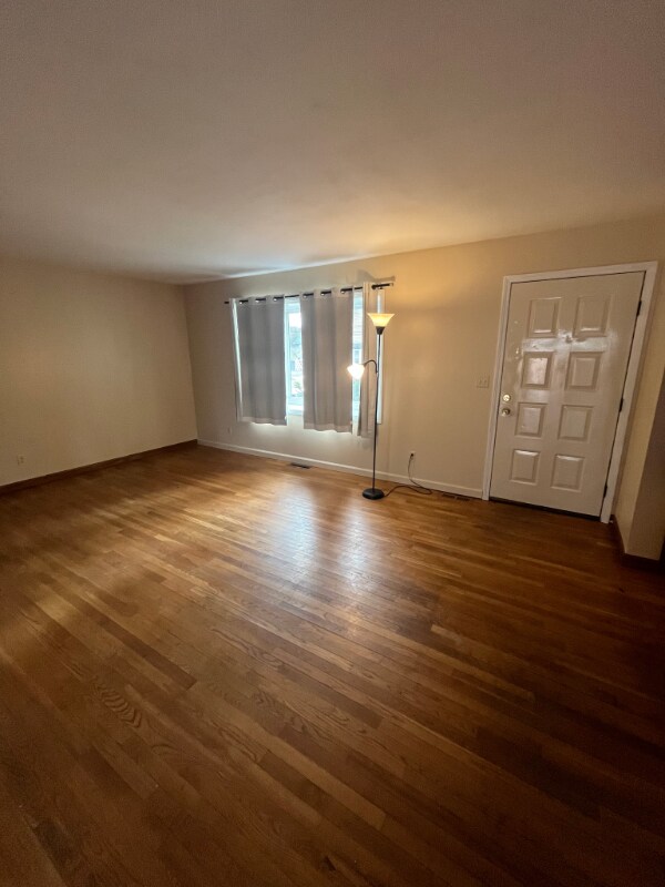 Foto del edificio - 7 Bryson Ave