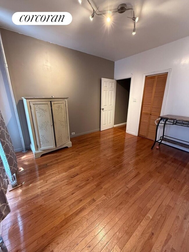 Foto del edificio - 415 E 187th St