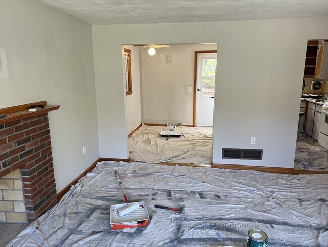Building Photo - 906 Pond St