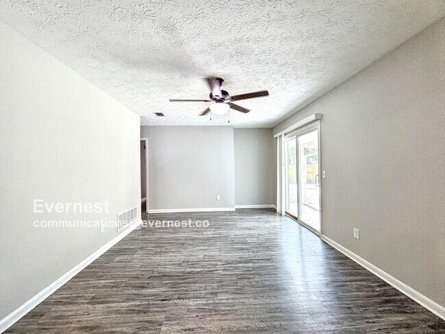 Foto del edificio - 1327 Chablis Ct N