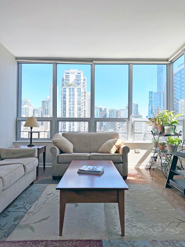Foto del edificio - 330 W Grand Ave
