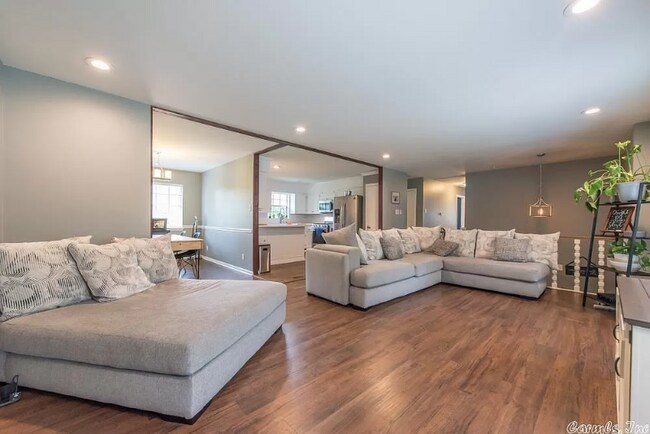 Building Photo - 6509 Blackstone Dr