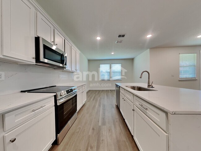 Building Photo - 11637 Hillside Dr