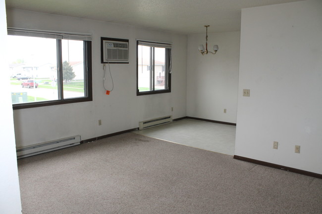 Living Room / Dining Room - 506 Jefferson St