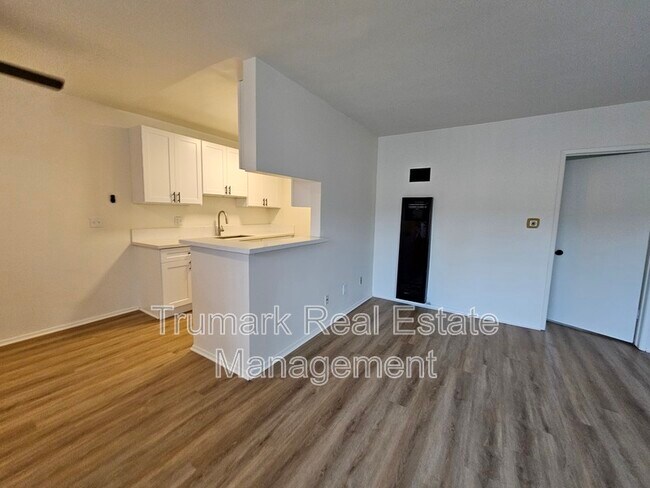 Building Photo - 337 Riverdale Dr