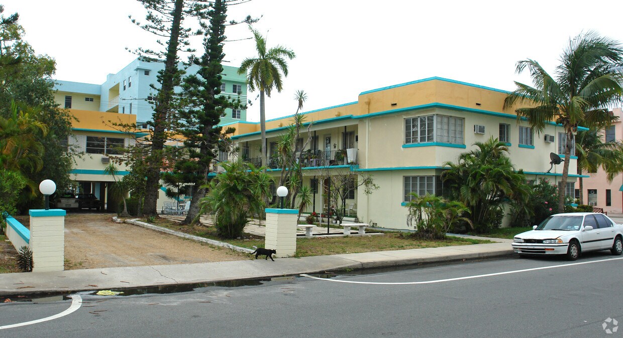 Building Photo - Lake Palm