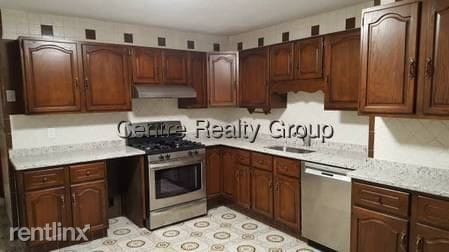 Building Photo - 2 br, 1 bath Triplex - 810 Saratoga St Apt 1