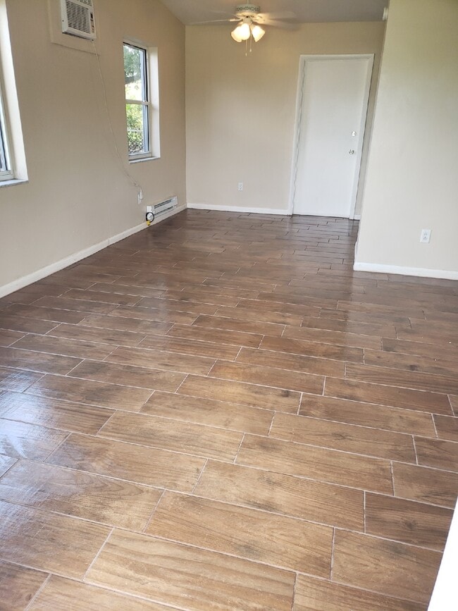 Foto del edificio - 2 Bed 1 Bath Home | Pet Friendly with Fenced Yard | Washer Dryer Hook Ups | Section 8 Welcome