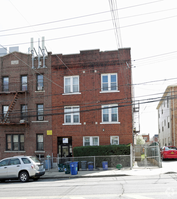 Primary Photo - 3036 Bronxwood