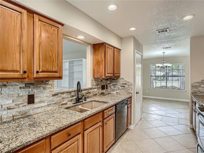 Foto del edificio - 6800 Luckenbach Ln
