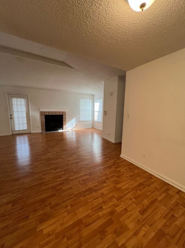 Building Photo - 2 BEDROOM 2 BATHROOM CONDO FOR RENT / REGE...