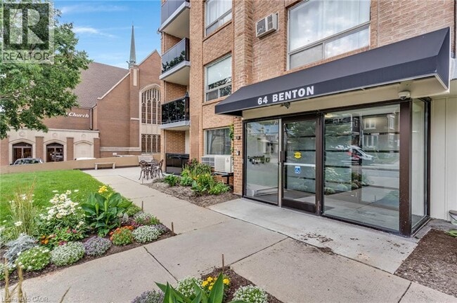 Photo du bâtiment - 64 Benton St