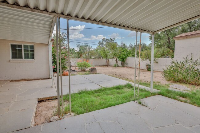 Foto del edificio - 4 Bedroom 2 bath with 2 car garage