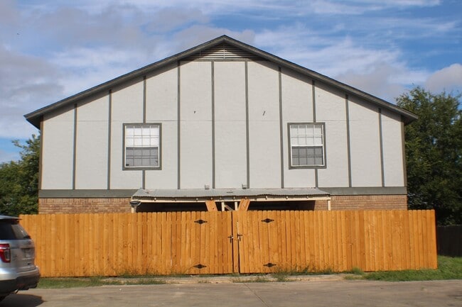 Building Photo - 5216 Meadow Field