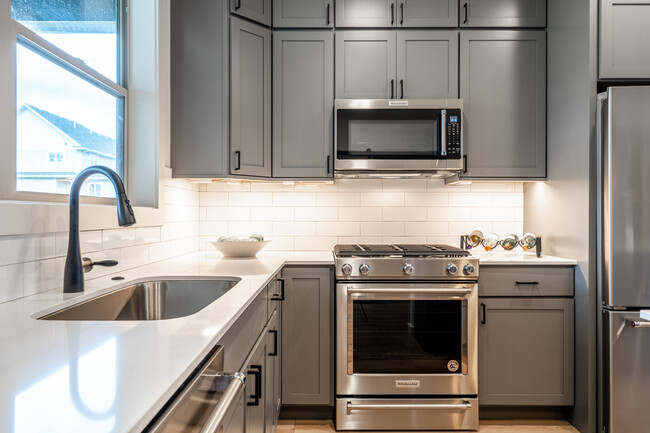 Kitchen - 2128 Dennison Ln