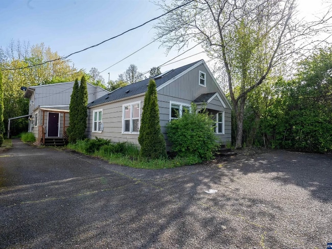 Building Photo - 1220 SW E Ave