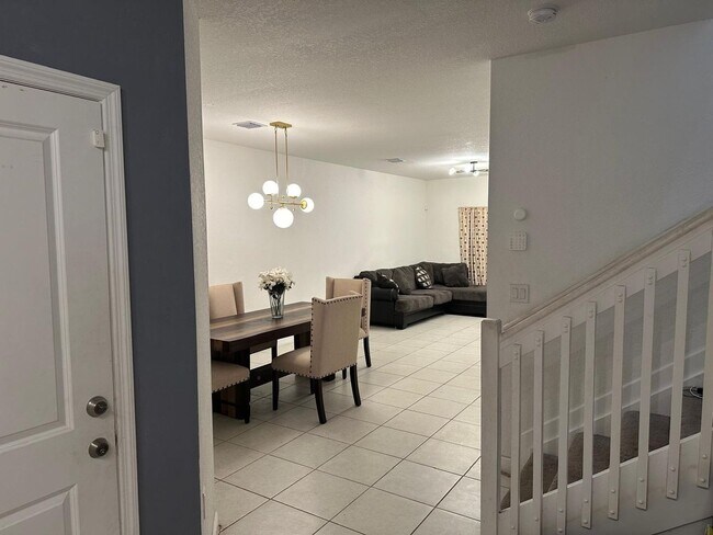 Building Photo - 3 Bedroom Townhome in Homestead