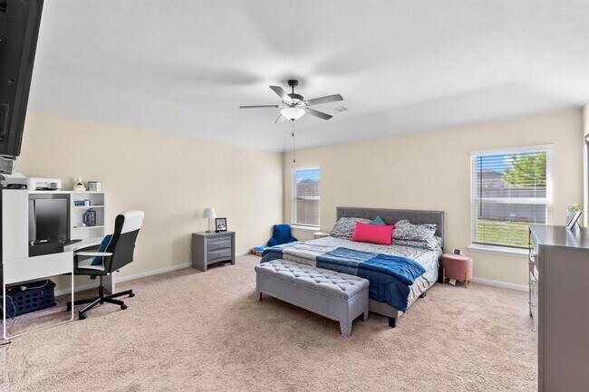 Enorme dormitorio principal con mucho espacio. - 22526 Red Sparrow Dr