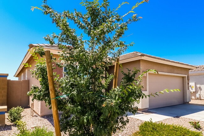 Foto del edificio - 20251 W Buchanan St