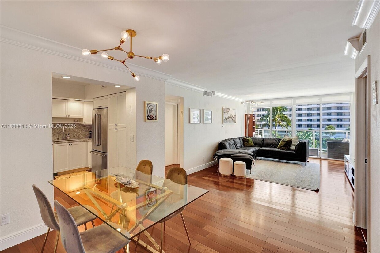 Foto principal - 5600 Collins Ave