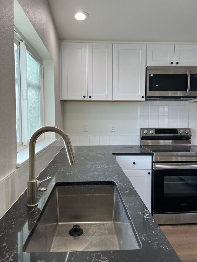 Foto del edificio - Professional Photos Coming Soon!