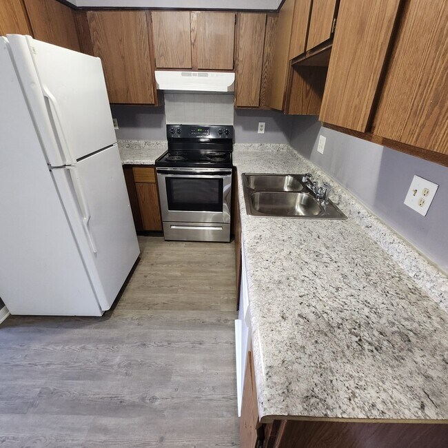 Building Photo - 4210 Knob Hill Dr