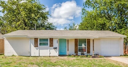 Building Photo - 712 SW Sunset Ln