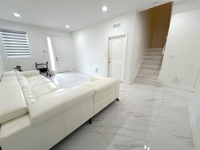 Foto del edificio - 758 NE 34th Ave