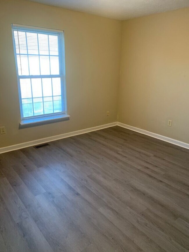 Building Photo - 20 Bedroom, 2 bath home located close to Downtown Nicholasville, KY