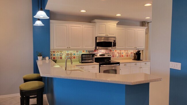 Foto del edificio - ANNUAL UNFURNISHED 2 bed 2 bath ground flo...