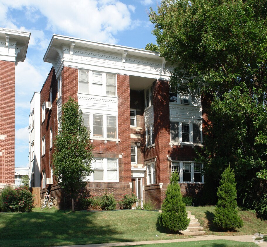 41164118 Warwick Blvd, Kansas City, MO 64111 Apartments in Kansas