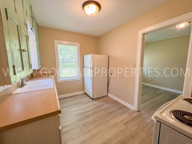 Foto del edificio - 4 Bedroom Brick home in Windsor Heights cu...