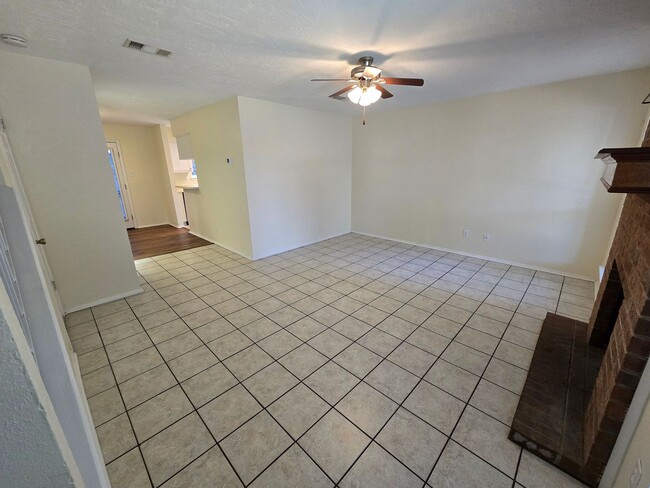 Building Photo - College Station -2 bedroom/ 2.5 bath - 2 s...