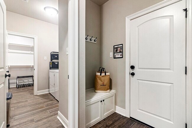 Foto del edificio - 3313 Flatwood Dr