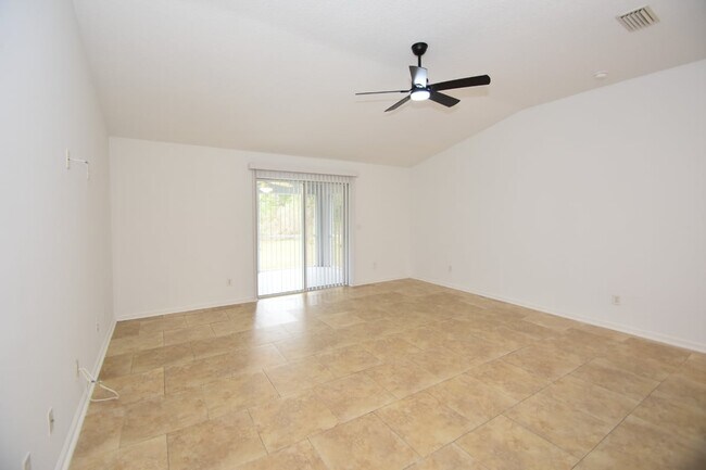 Foto del edificio - Fenced yard at this spacious 4-Bedroom Oasis with 2 Baths in Charming Palm Coast Retreat!