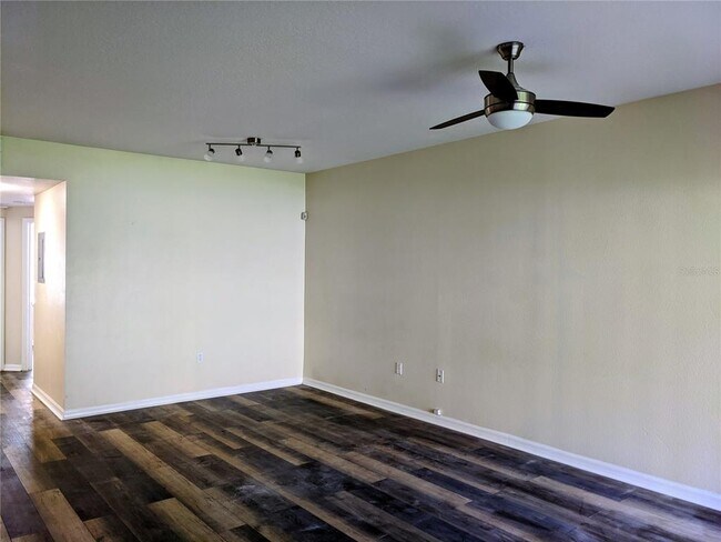 Foto del edificio - 6413 Hollydale Pl