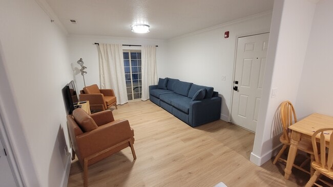 Building Photo - 591 N University Ave