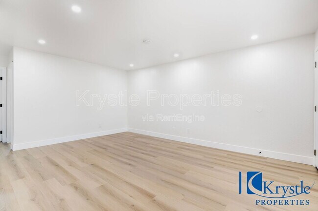 Foto del edificio - 455 E L St