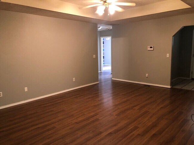 Foto del edificio - Super clean home located in Springfield. L...