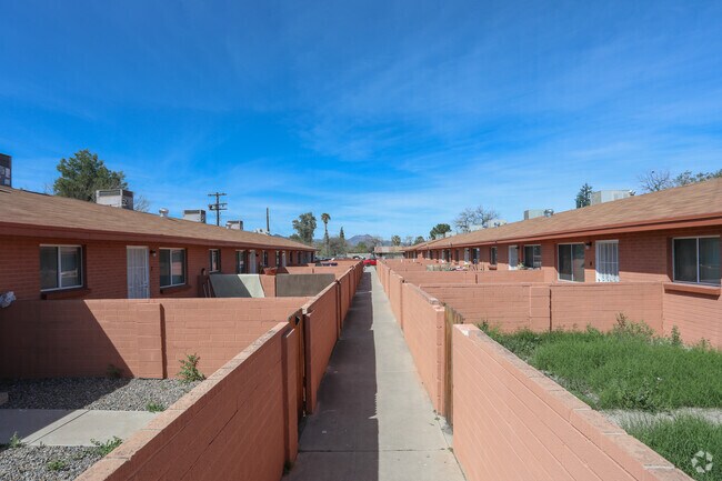 Entrance Walkway - Flowing Wells Apartments