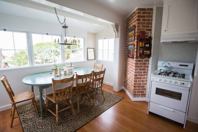 Foto del edificio - Charming 3-Bedroom, 1.5-Bath Duplex in Pacific Grove