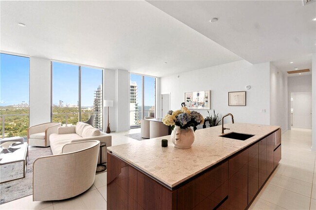 Foto del edificio - 2678 Tigertail Ave