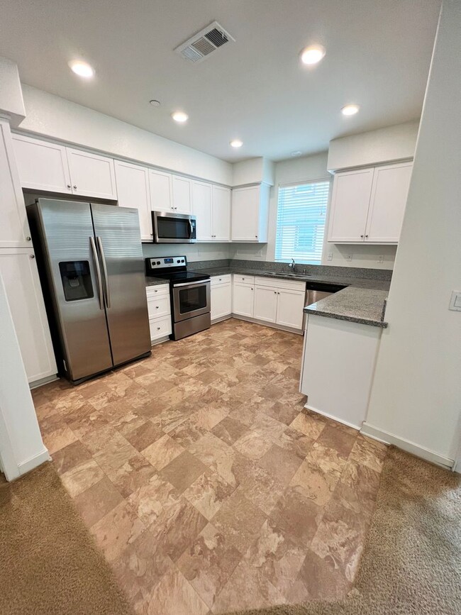 Building Photo - New 3BR Townhouse in San Marcos at Mission...