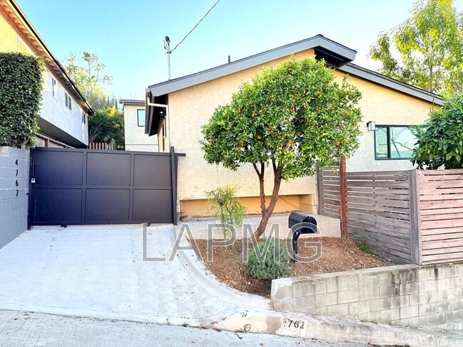 Foto del edificio - 4762 Charters Ave