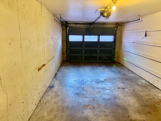 Foto del edificio - Milwaukie Triplex in quiet neighborhood w/ garage parking