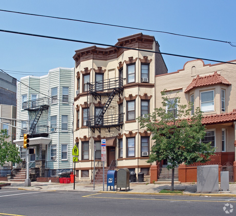 Primary Photo - 1713 Palisade Ave