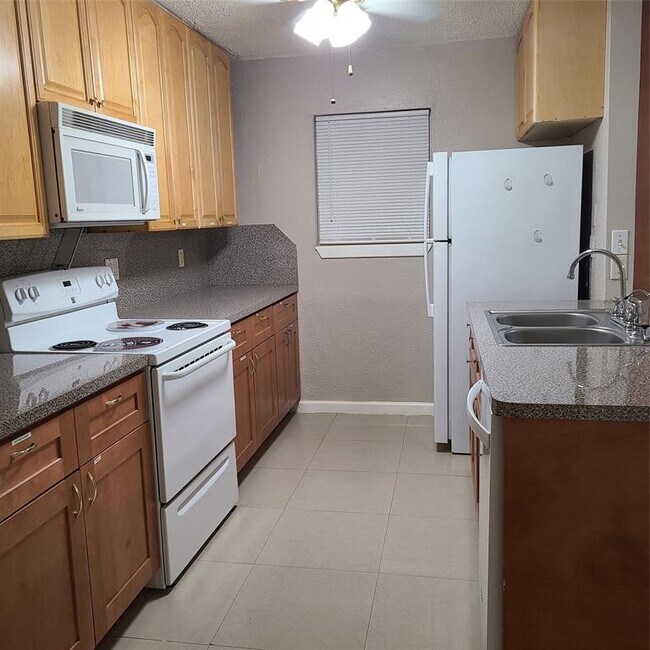 Foto del edificio - 13001 Nyack Dr